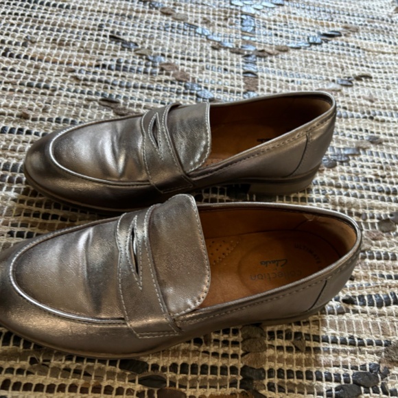 Clark’s silver loafer - Picture 2 of 4